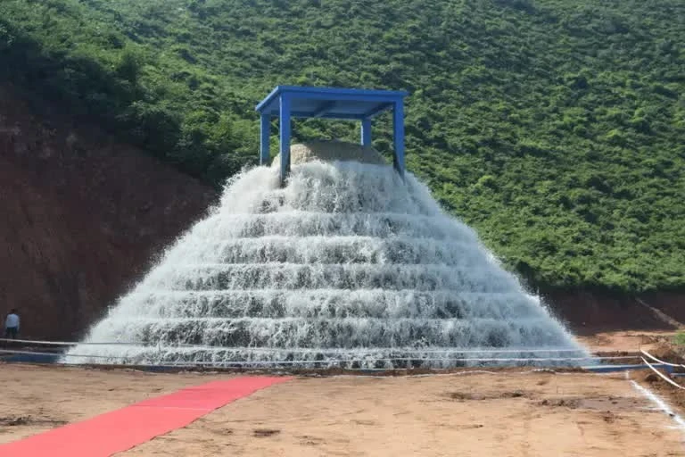 Cascade water flow structure in a green landscape